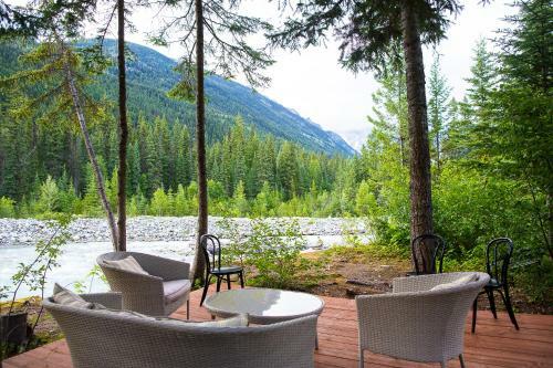 Mountain River Lodge