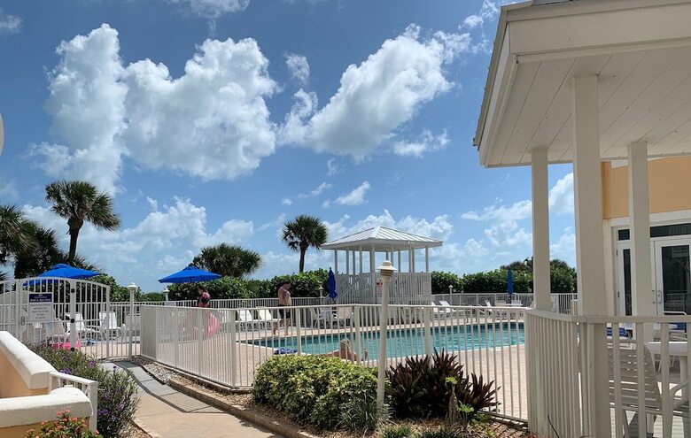 Royal Mansions Resort