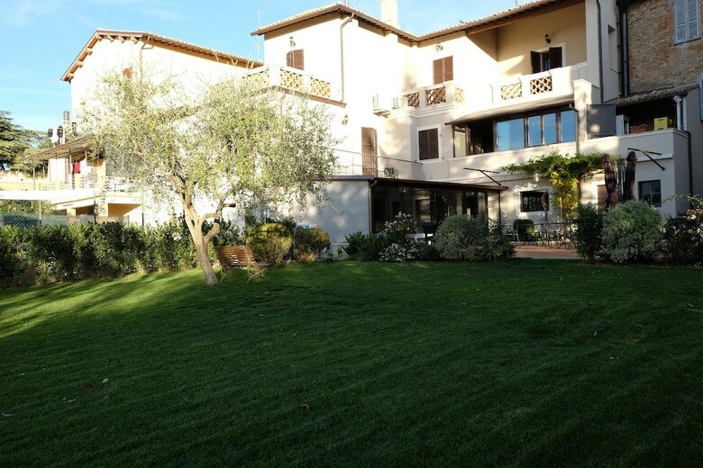 Hotel La Rocca Guest House & Spa