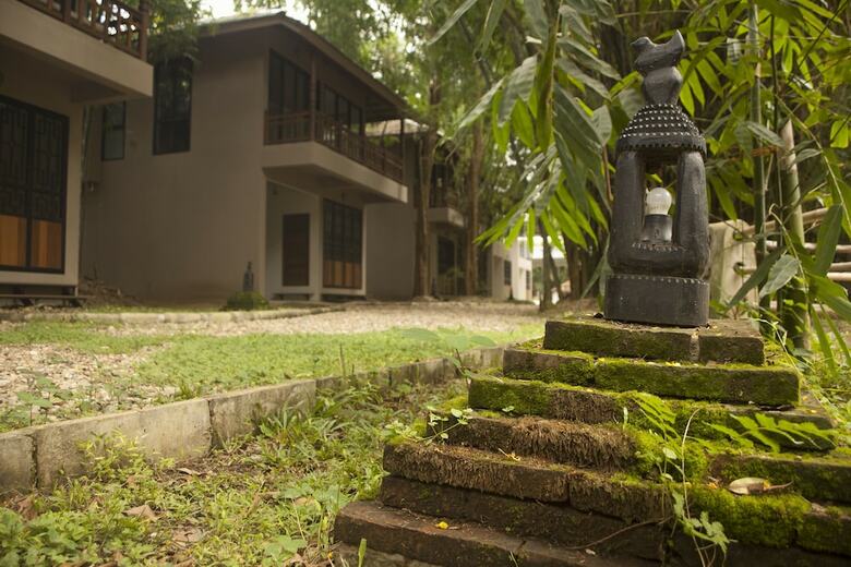 Hotel Middle Path Retreat