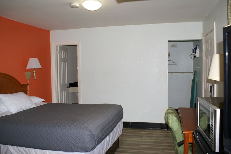 Whispering Pines Motel