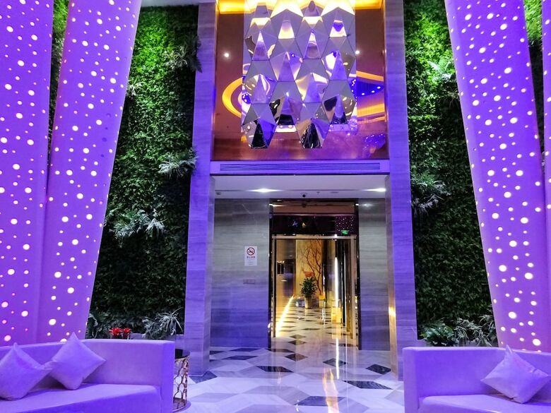 Holiday Villa Hotel & Residence