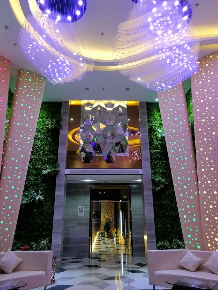Holiday Villa Hotel & Residence