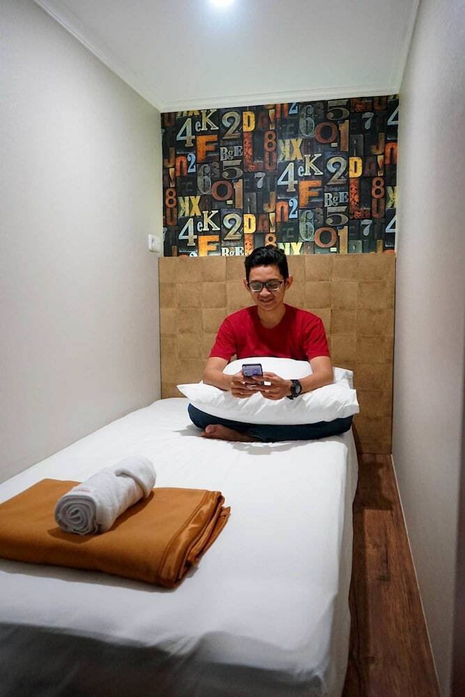 Fixon Capsule Hotel - Hostel