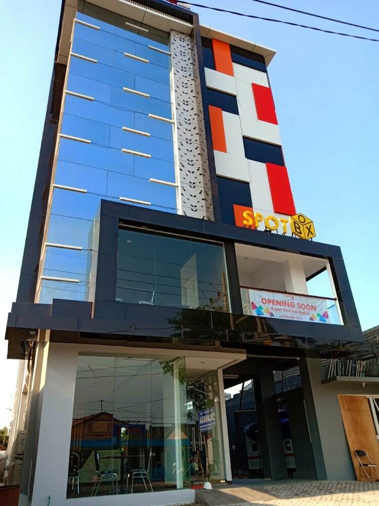 Hotel Front One Inn Kediri