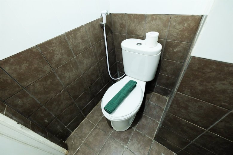 Easy Access To Mall Green Pramuka Apartment