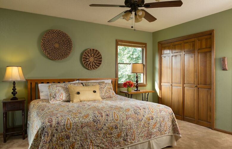 Bed & Breakfast Cedar Crest Lodge