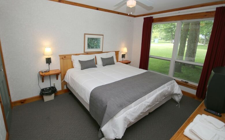 Elmhirst's Resort - On A Lake