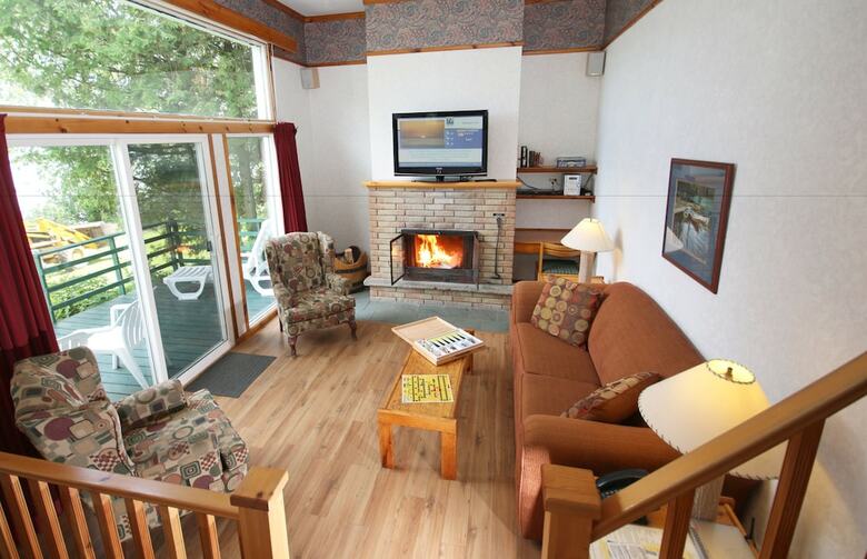 Elmhirst's Resort - On A Lake