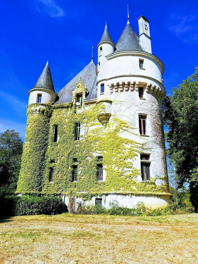 Chateau de La Chaise Saint-eloi