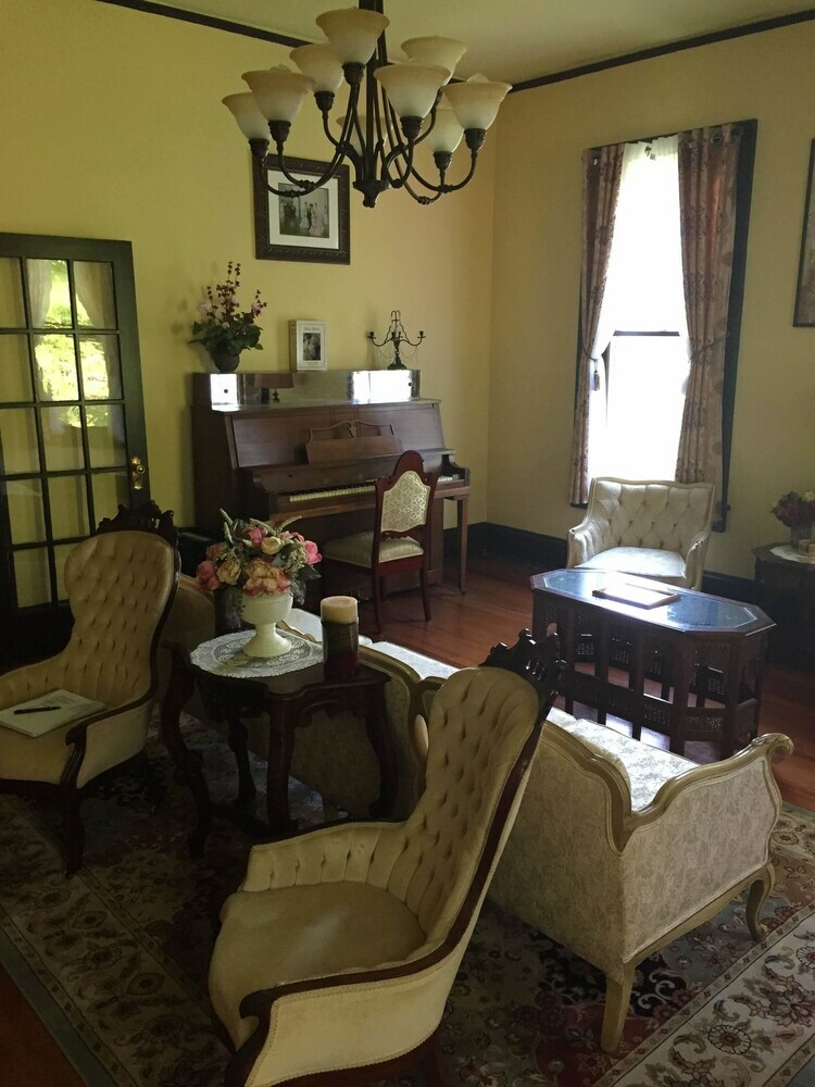 Whole Hearts Bed And Breakfast - Adults Only