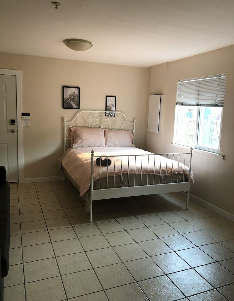 Hotel Cora's Place