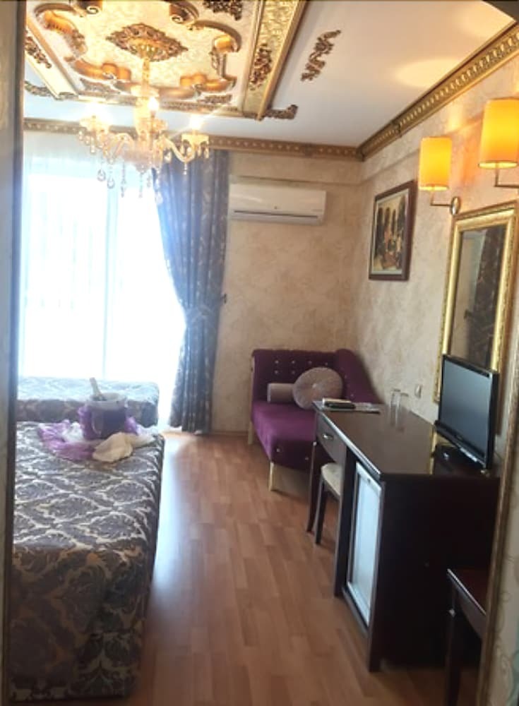 Club Rose Bay Hotel