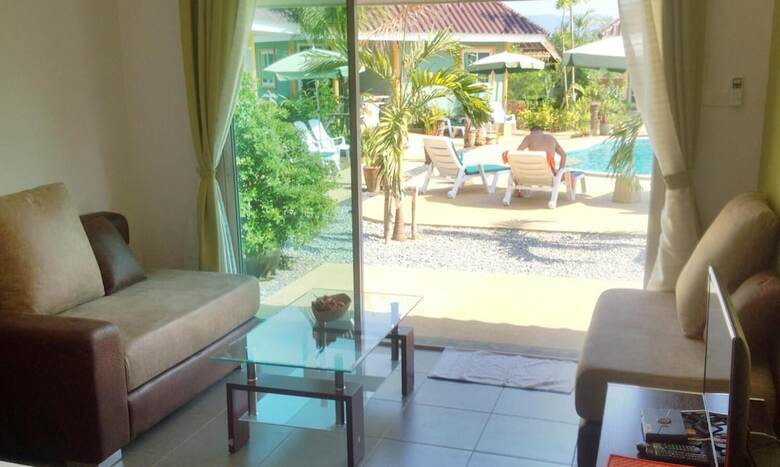 Hotel Coconut Homes & Cafe