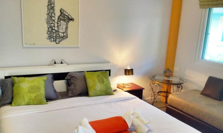 Hotel Coconut Homes & Cafe