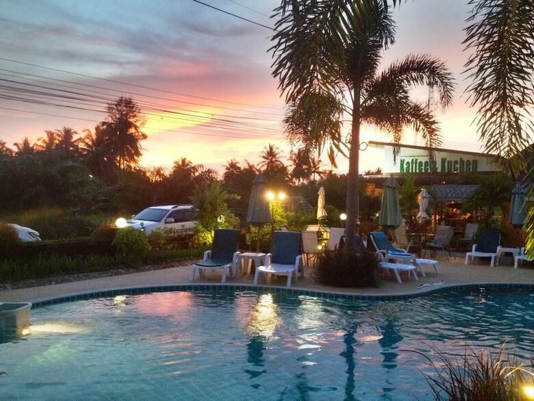 Hotel Coconut Homes & Cafe