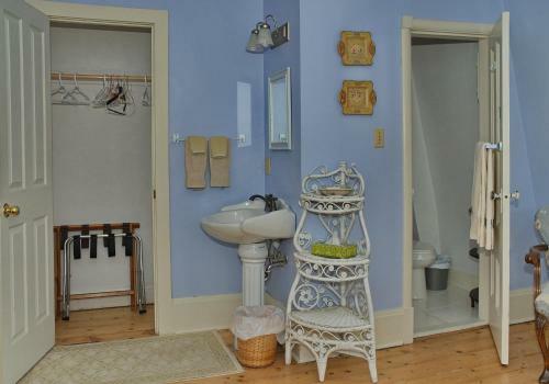Bluenose Lodge And Victorian B&B Inn