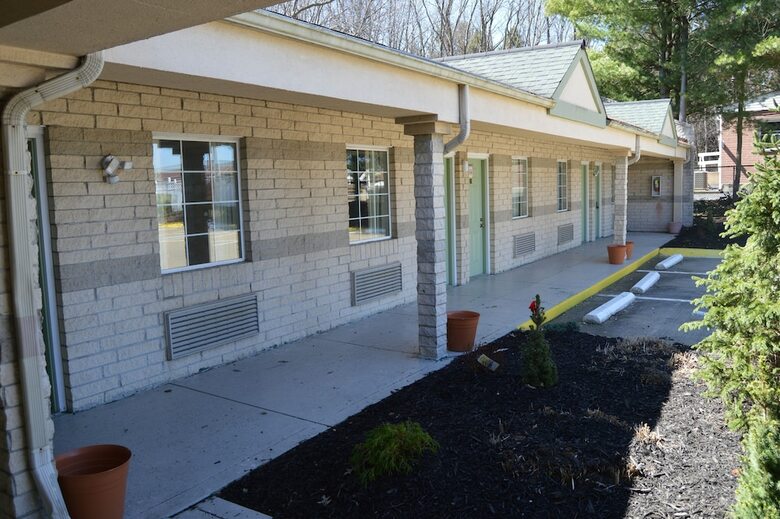 Motel Economy Inn - Akron