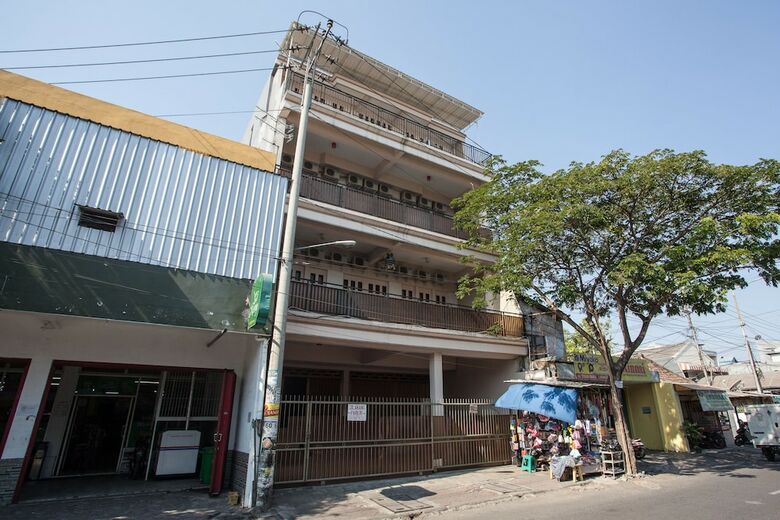 Hotel Reddoorz Near Taman Flora