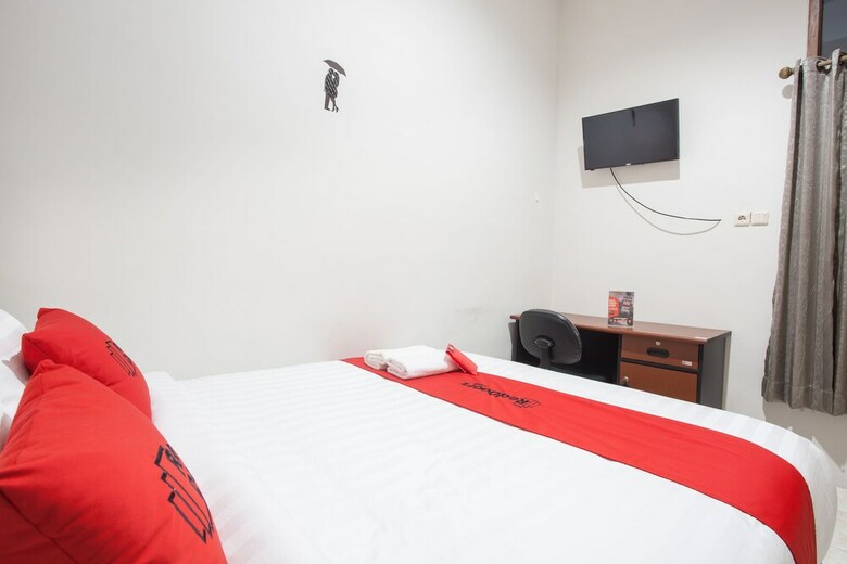 Hotel Reddoorz Near Taman Flora