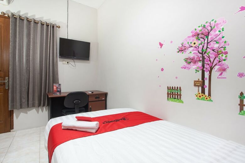 Hotel Reddoorz Near Taman Flora