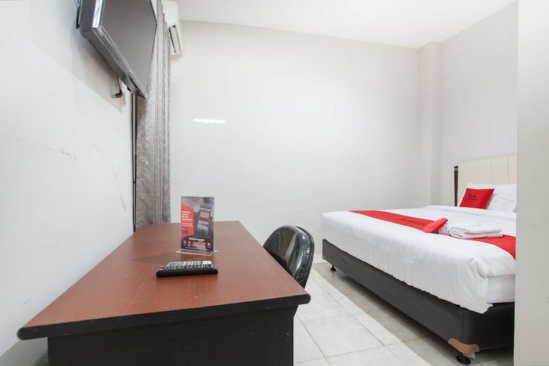 Hotel Reddoorz Near Taman Flora