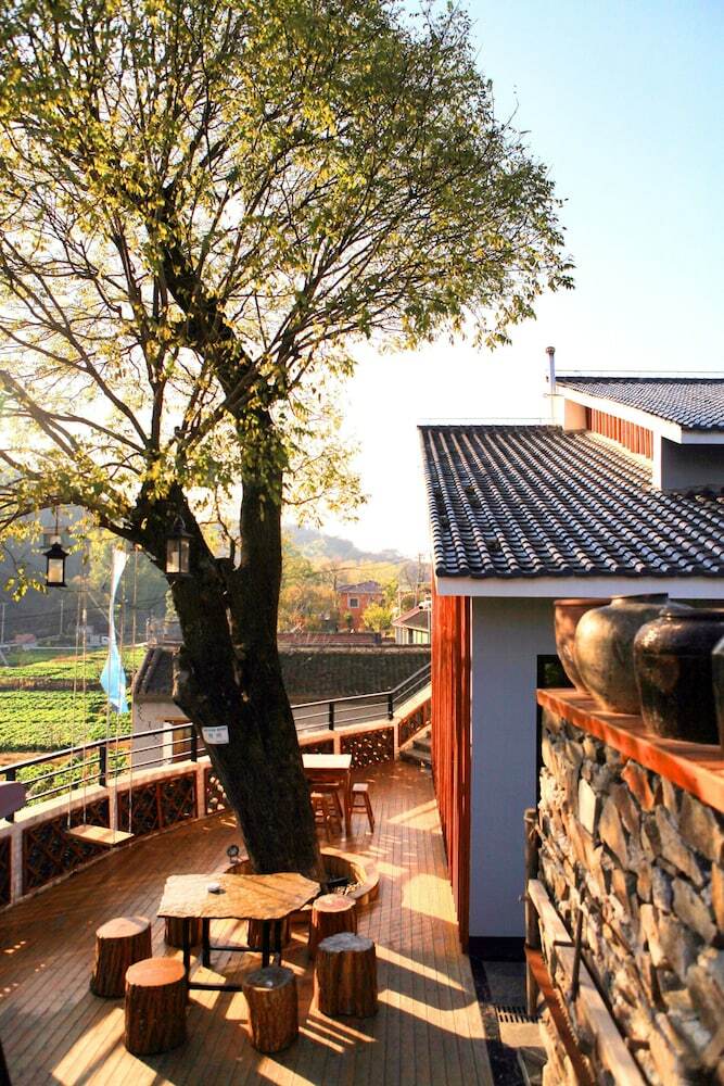 Hotel Carpenter's Rustic Courtyard-great Wall