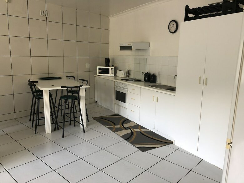 2 Bedroom Apartment In Higgovale