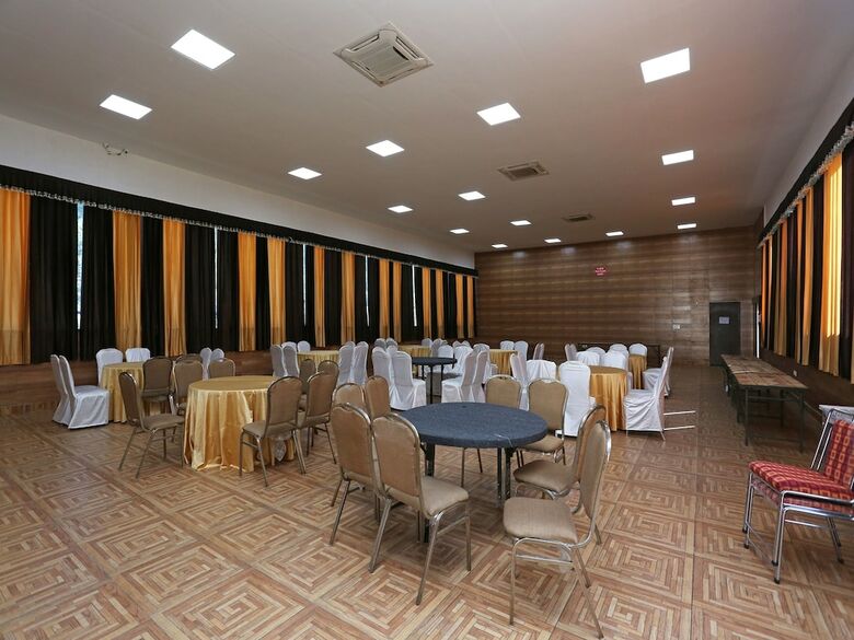 Capital O 23238 Hotel Jsr Inn