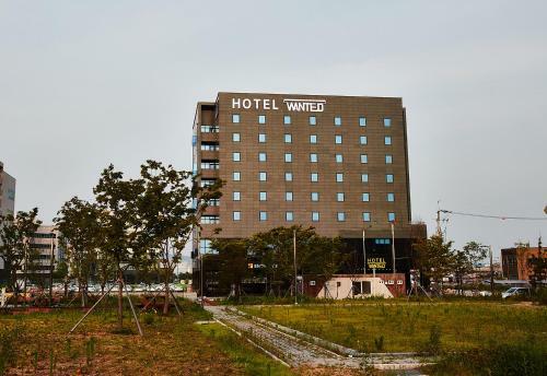 Hotel Wanted