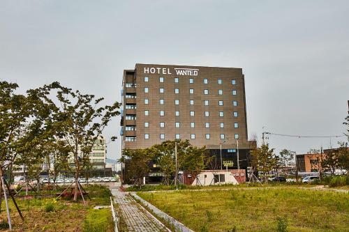 Hotel Wanted
