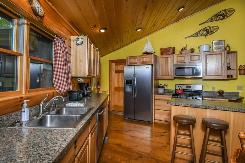 Cozy Cabin 4 Bedroom House