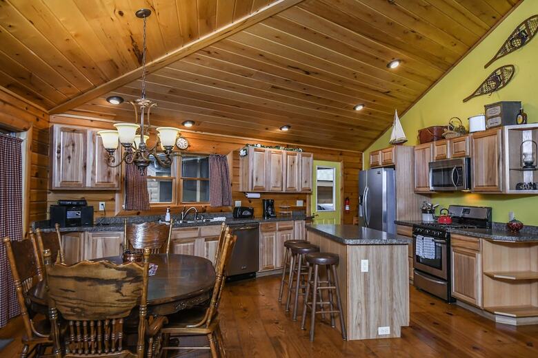 Cozy Cabin 4 Bedroom House