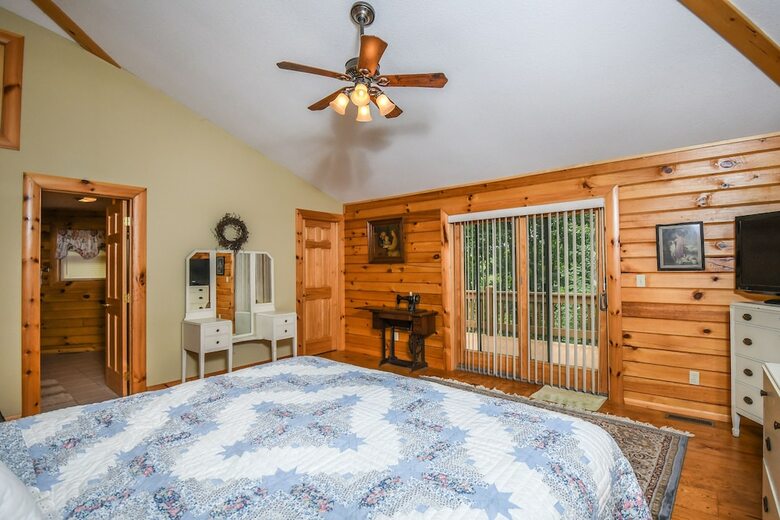 Cozy Cabin 4 Bedroom House