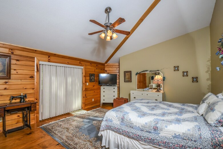 Cozy Cabin 4 Bedroom House