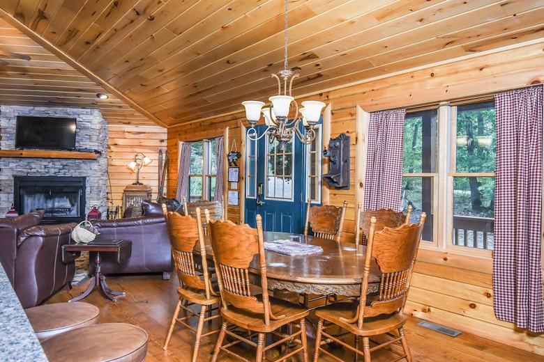 Cozy Cabin 4 Bedroom House