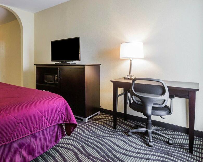 Hotel Quality Inn & Suites Near Maxwell-gunter Air Force Base