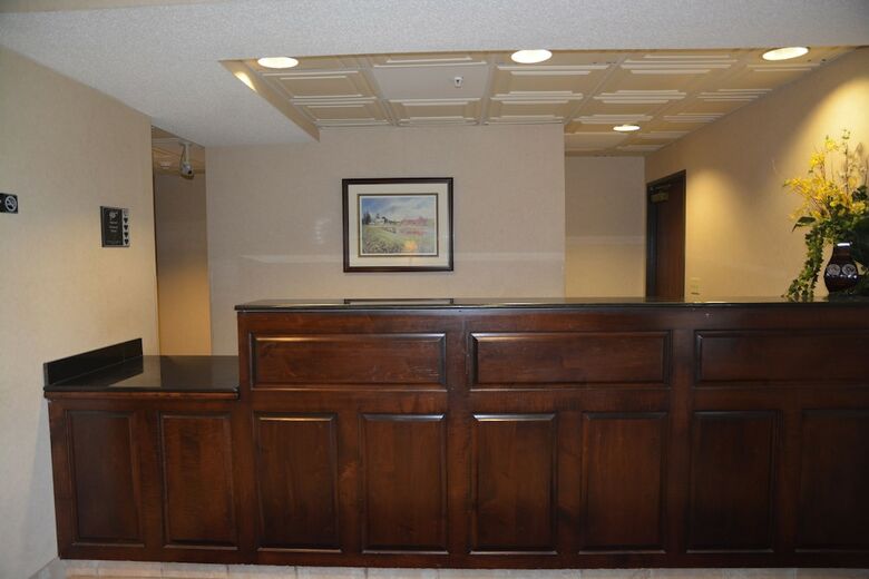 Hotel Countryside Inn & Suites