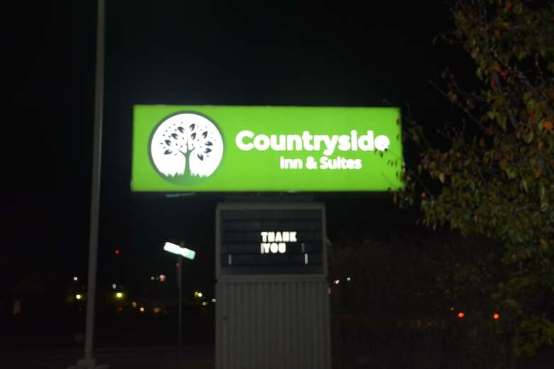 Hotel Countryside Inn & Suites