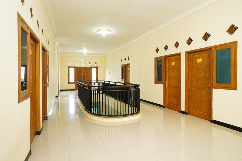 Hostal Oyo 302 Karolin Homestay