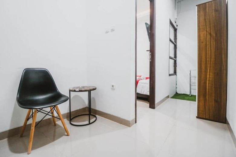 Hotel Reddoorz Syariah @ Limo Depok