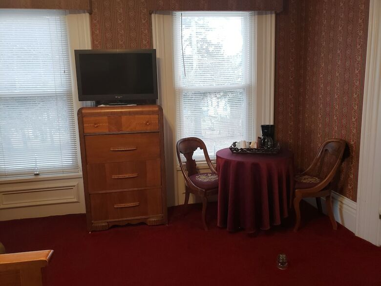 The Colonial Motel