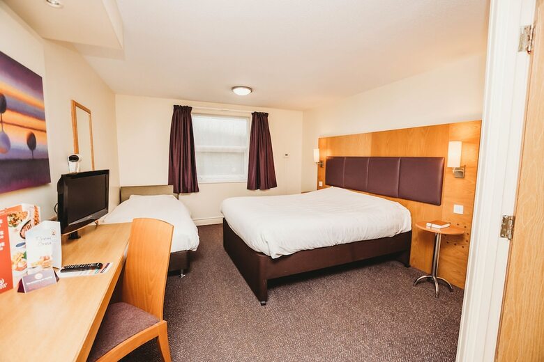Hotel Purple Roomz