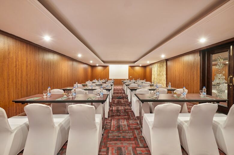 Hotel Mayfair Lake Resort