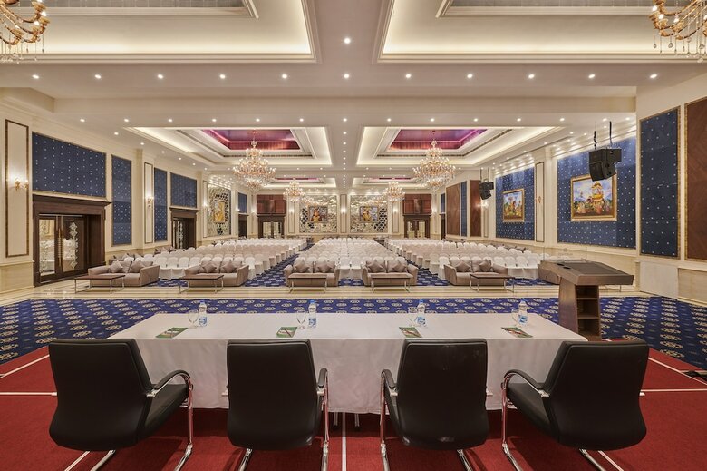 Hotel Mayfair Lake Resort