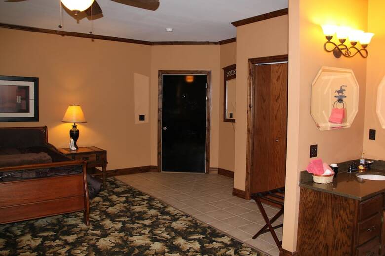 Hotel Caldwell Messenger Suites