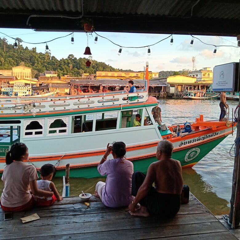 Hostal Rub Lom Chom Klong  By Fisherman Village