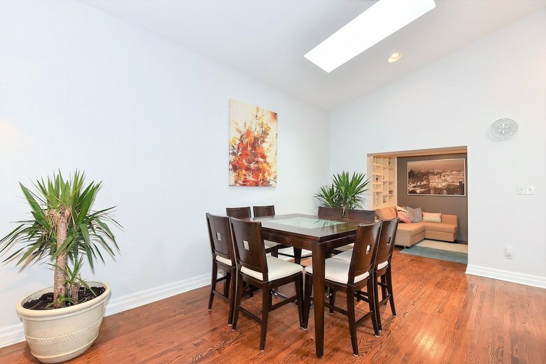 Lavish 4br House With Ravine Backyard