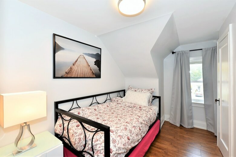 Lavish 4br House With Ravine Backyard