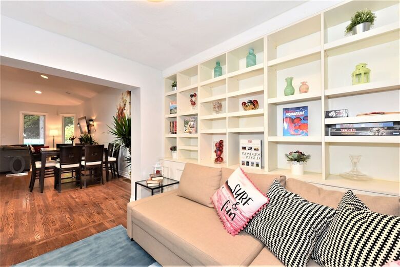 Lavish 4br House With Ravine Backyard